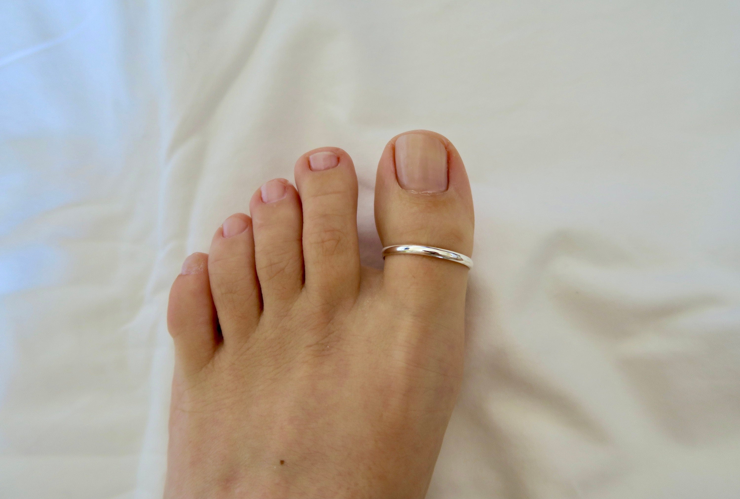 Foot finger hotsell ring silver