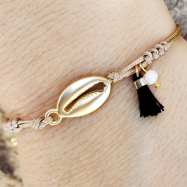 Pulsera de conchas marinas, pulsera de conchas Cowrie, pulsera Dainty, pulsera de borlas, pulsera de amuletos diminutos, joyería griega, Made in Greece