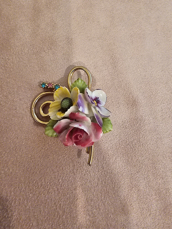 CORO Signed Vintage pin-brooch