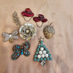 Bundle of vintage brooches