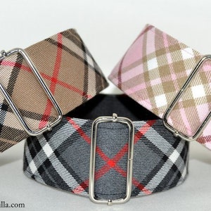 Puede incluir: Tres collares para perros con patrones de cuadros en marrón, rosa y gris. Cada collar tiene una hebilla rectangular de color plateado. Los collares están dispuestos en forma de abanico, con el collar gris en la parte inferior.