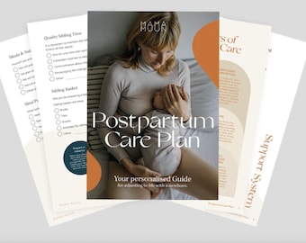 Op de afbeelding: Een stapel postpartum zorgplan gidsen met een vrouw die een baby vasthoudt. De hoofdgids heeft de titel "Postpartum Care Plan" en de tekst "Your personalised Guide for adjusting to life with a newborn."
