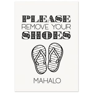 Może przedstawiać: Biały prostokątny znak z czarnym napisem PLEASE REMOVE YOUR SHOES, grafiką przedstawiającą parę klapek oraz słowem MAHALO na dole. Litery w słowach PLEASE oraz SHOES mają ozdobny, dekoracyjny krój pisma w kolorze czarnym.