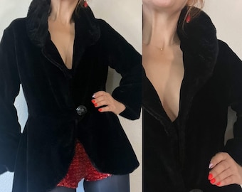 Antiek/vintage jaren '30 zwart bont fluwelen peplum jasje met een extra grote, tot in de perfectie verzamelde, diepe sjaalkraag