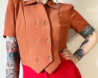 Deadstock Vintage 1940's terracotta koude rayon blouse met micro-gewatteerde prinsessennaad double-breasted knopenlijst aan de voorkant, micro-gewatteerde d