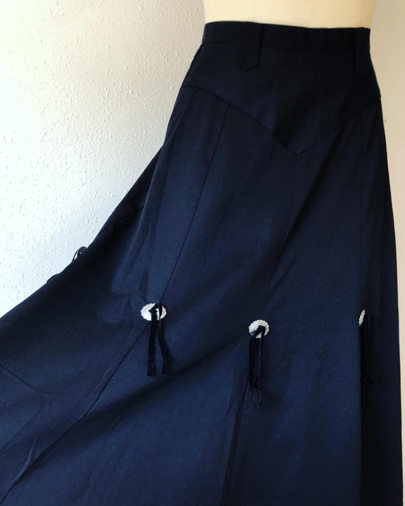 Vintage 1980’s black 8 gore concho trim western sk
