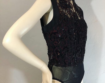 Vintage Vampy années 1980 / 1990 col haut, dos ouvert dentelle noire et bordeaux avec embellissements de paillettes et body garniture satin.