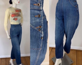 Rare vintage des années 30/40, bouton latéral en métal avec trou de donut, 4 poches en jean avec empiècement dans le dos, détails de rivets en métal et patine parfaite