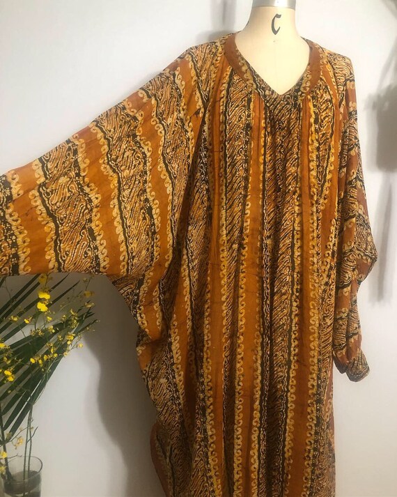 Super chic batik print semi-sheer 70’s dolman slee