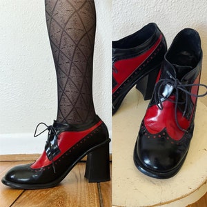 RARE vintage 1960&#39;s mega mod cuir rouge et noir bois empilé 3,5&quot; talon chaussures de selle par Mare - Made in Italy