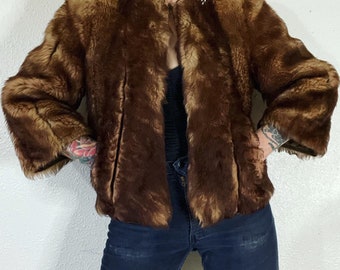 Vintage 1940's/1950's tonos de chaqueta de borrego con paneles recortados en caramelo con paneles verticales unidos por grogrén, bolsillos delanteros ribeteados y el