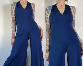 Deadstock Vintage jaren 1970 ontwerper Estévez Resort/Sport rijke en heldere marineblauwe slinky gebreide extra brede bell leg jumpsuit met diepe v en racerback