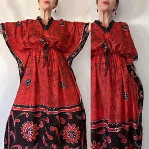 Vintage 1970er Jahre Vintage Batik Kaftan Kleid aus scharlachroter Seide mit innerer Taille und gestepptem Ausschnitt, hergestellt in Indien