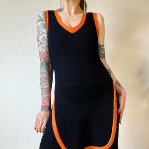 Antike 1910er / 1920er Jahre Wolle schwarz & Kürbis orange Jersey Pullover Strick Badeanzug mit Knopf Schulter Verschluss, angesetzte Rock und Kontrast tr