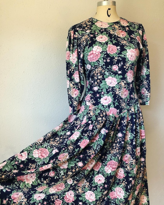 Flirty fun Navy floral knit 1980’s vintage v-waist
