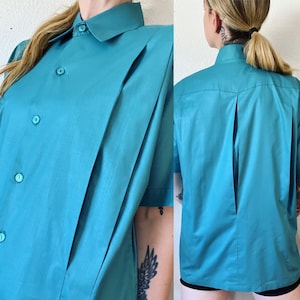 Vintage 1960&#39;s menswear cerulean blue polished cotton short sleeve cabana button down with top stitched and inverted pleat details