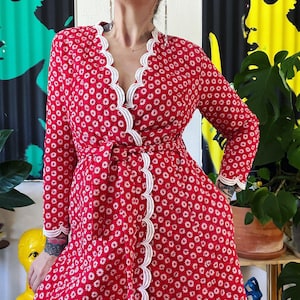 Vintage 1950’s red and white daisy print quilted robe with side pockets, tie waist and scalloped embroidered trim