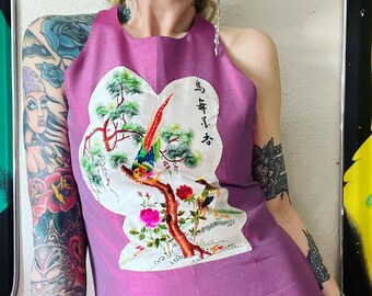Vintage späte 1960er/frühe 1970er Krawatte Racer Maxi Kleid in einem atemberaubenden irisierenden Seiden shantung mit einem wunderschön handgestickten Design