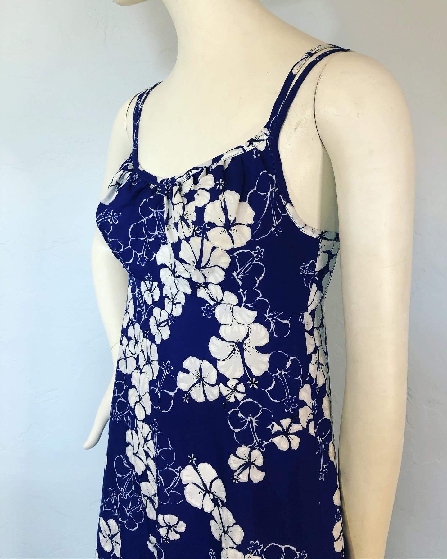 Vintage 1960's Blue and White Hawaiian Hibiscus Floral Print Vintage 1960's Blue and White Hawaiian Hibiscus Floral Print
