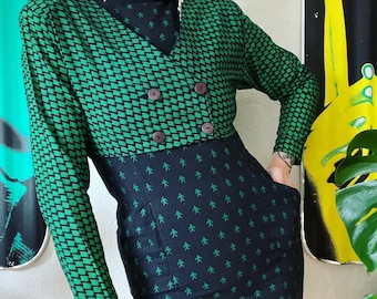 Vintage 1980's con un guiño a los años 40's navy y green cotton 2pc wiggle dress set en el combo de estampado más asesino. Bolsillos laterales profundos del sillín