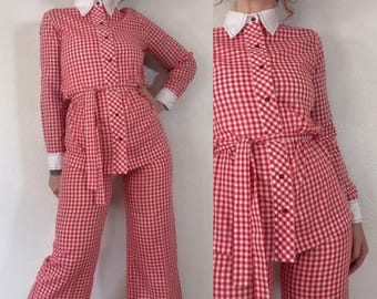 Vintage röd-vit ginghamblus med 3 delad krage och knytband i midjan, utsvängda byxor och kontrasterande marinblå kantsömmar från slutet av 1960-talet/början av 1970-talet