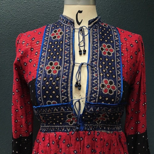 1960年代/1970年代のヴィンテージで、サイケデリックな花柄の