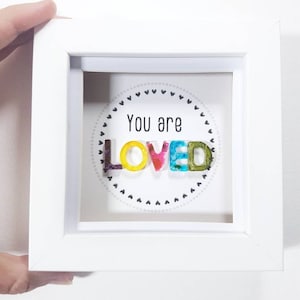 Usted es amado marco de arte de pared resina 3D, idea de regalo de cartas de amor, tipografía palabra arte, decoración de amor, arte de medios mixtos de color arco iris, regalo para ella