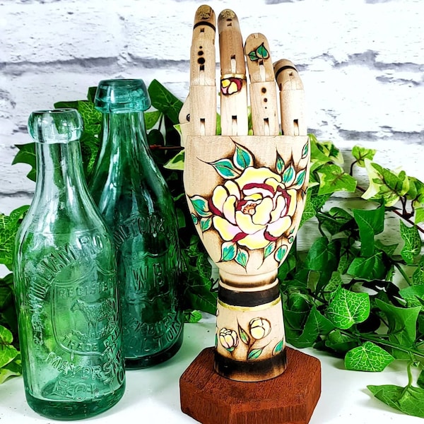 Fleur pivoine tatouée en bois articulé main, décor alternatif, porte-bijoux. Pyrographie de tatouage et peinture acrylique. Ornement cool