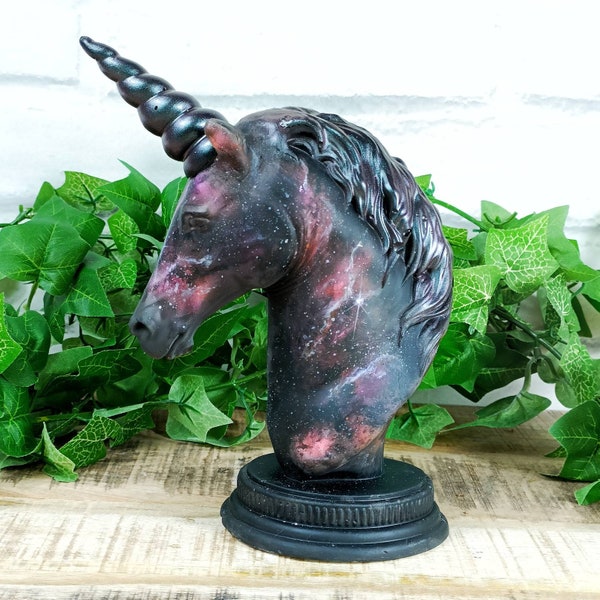 Statue de sculpture de tête de licorne de galaxie, ornement d’étoile nébulaire peint à la main en résine et en plâtre. Buste de cheval d’art acrylique, rose, noir violet