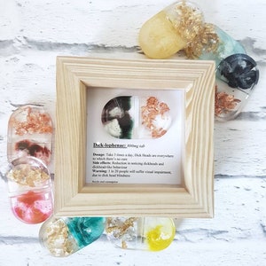 Divertido adorno de pared de resina con la píldora feliz de Dick-Lophenac, regalo original