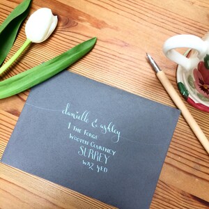Dirección de sobres para sus invitaciones de boda y otros correos especiales