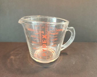 STUNNING PYREX 2 CUP Measuring Cup RED PRINT CRISP Flat Bottom Marked