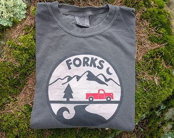 Minimalismus in Forks Washington Tshirt, Reise inspiriert Shirt, Buch-Liebhaber, Geschenke für Leser, Forks, La Push, Volterra, Booktok