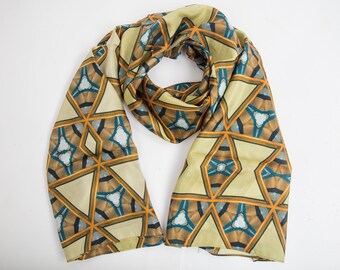 Afroklektischer Diamant-Schal- Blau Gold Gelb - Langer Seidenschal für Frauen- Handgezeichneter Druck- Tragbare Kunst- Designer- Digital gedruckt- Luxus
