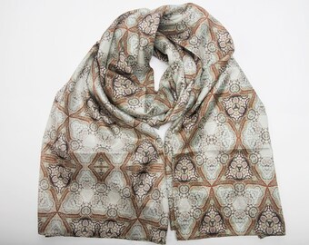 Afroklektischer brauner Schal- Braunes Elfenbein - Langer Seidenschal für Damen- Handgezeichneter Druck- Tragbare Kunst- Designer- Digital gedruckt- Luxus