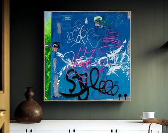 Puede incluir: Un armario blanco con cuatro puertas y tiradores plateados. Un cuadro abstracto azul y blanco con texto de estilo graffiti negro y rosa cuelga sobre el armario. Una silla amarilla con marco de madera se encuentra delante del armario.