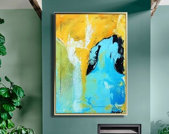 Puede incluir: Pintura abstracta con colores amarillo, azul y verde en un marco dorado que cuelga de una pared verde azulada sobre un sillón verde con una almohada gris.
