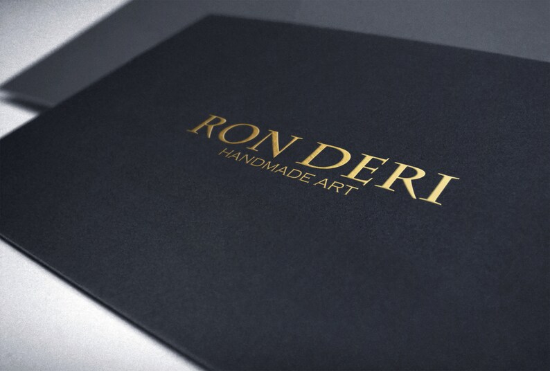 以下が含まれることがあります： 黒いカードに金色の文字で「RONDERI HANDMADE ART」と印刷されています。