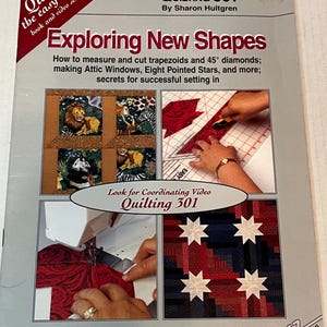 Puede incluir: Portada del libro "Quilting 301: Exploring New Shapes" de Sharon Hultgren. La portada presenta una colcha roja, blanca y azul con estrellas, una máquina de coser y una mano sosteniendo una regla. El libro forma parte de la serie de libros y videos "Quilt the Easy Way".