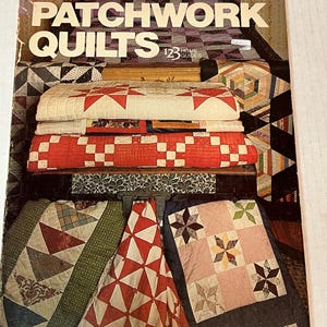 Puede incluir: Una portada de libro vintage titulada "PATCHWORK QUILTS" con una pila de colchas coloridas. Las colchas presentan varios patrones, incluyendo estrellas, cuadrados y diseños geométricos. La portada también incluye el texto "123 HOME GUIDES".