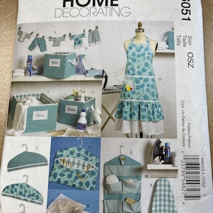 Könnte beinhalten: Nähmuster für Heimtextilien, darunter eine karierter Schürze, ein Hängeorganizer und eine Aufbewahrungsbox. Das Muster ist McCall's M6051 und ist für Größe OSZ.