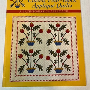 Może przedstawiać: Książka zatytułowana "Classic Four-Block Appliqué Quilts: A Back-to-Basics Approach" autorstwa Gwen Marston. Okładka przedstawia żółte tło z białym wzorem bloku kołdry z czterema kwiatowymi aranżacjami w kolorze niebieskim i czerwonym.
