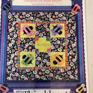 Puede incluir: Un patrón de acolchado con un diseño colorido de pájaros y abejas. El patrón se titula "The Birds and the Bees" y está diseñado por Ruth Jensen. El patrón está hecho con piezas de base e incluye el texto "Bee Happy".