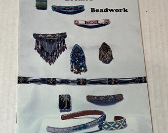 Könnte beinhalten: Ein Buch mit dem Titel "Contemporary Loomed Beadwork" von Therese Spears. Der Umschlag zeigt verschiedene Perlen-Schmuckstücke, darunter ein Stirnband, Armbänder, Halsketten und Ohrringe.