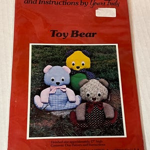 Puede incluir: Un patrón de costura vintage para un oso de peluche patchwork. El patrón incluye instrucciones para hacer un oso de 43 cm de alto. El patrón es de Yours Truly, Inc. y fue hecho e impreso en los Estados Unidos en 1979.
