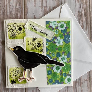 Tarjeta de mirlo pintada a mano, tarjeta con amor, tarjeta para amantes de las aves, diseño de mirlo y flores.