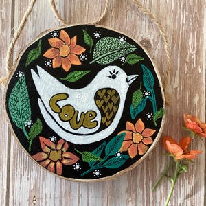 Arte de pared en rodajas de madera con forma de pájaro del amor pintado a mano, decoración colgante rústica floral, regalo único, acento romántico y natural para el hogar.
