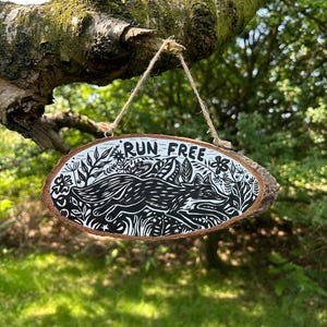 Fetta di legno di volpe dipinta a mano, cartello Run Free, arte murale del bosco, decorazione con animali popolari, decorazione rustica della natura, regalo boho della foresta
