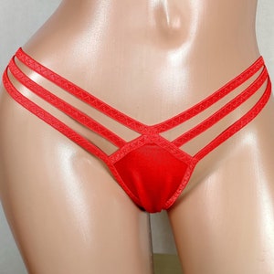 Könnte beinhalten: Rote Dessous mit Kreuz-Design und hohem Beinausschnitt.