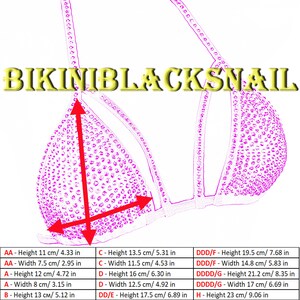 Pu&ograve; includere: Un grafico che mostra le diverse taglie di top bikini con misure in pollici e centimetri. Il grafico include le seguenti taglie: AA, A, B, C, D, DD/E, DDD/F, DDDD/G e H. C'&egrave; una nota in fondo che dice "Potrebbe esserci un piccolo errore, poich&eacute; tutto &egrave; stato tagliato individualmente e manualmente."